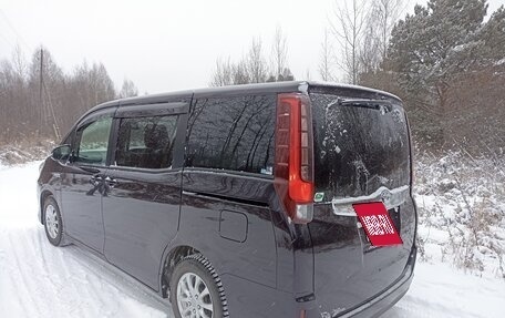 Toyota Noah III, 2017 год, 2 050 000 рублей, 4 фотография