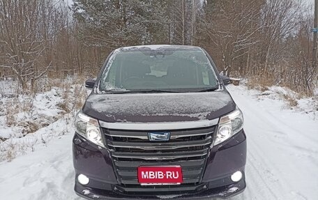 Toyota Noah III, 2017 год, 2 050 000 рублей, 1 фотография