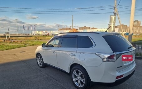 Mitsubishi Outlander III рестайлинг 3, 2013 год, 1 550 000 рублей, 2 фотография