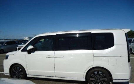 Honda Stepwgn, 2022 год, 2 800 000 рублей, 4 фотография