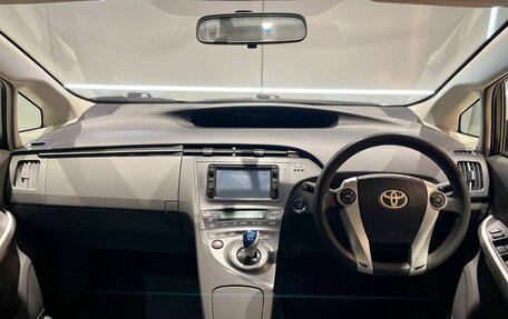 Toyota Prius, 2011 год, 745 000 рублей, 12 фотография
