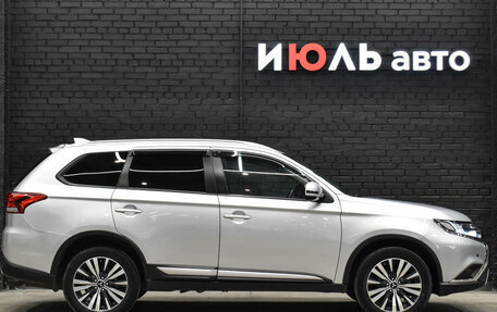 Mitsubishi Outlander III рестайлинг 3, 2018 год, 2 290 000 рублей, 9 фотография