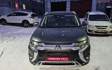 Mitsubishi Outlander III рестайлинг 3, 2019 год, 3 200 000 рублей, 1 фотография