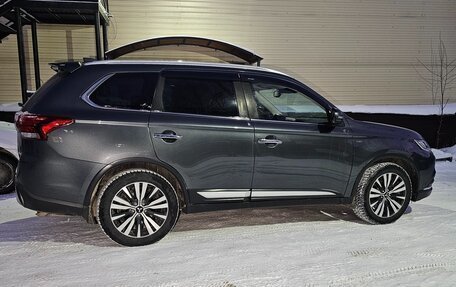 Mitsubishi Outlander III рестайлинг 3, 2019 год, 3 200 000 рублей, 3 фотография