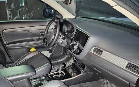 Mitsubishi Outlander III рестайлинг 3, 2019 год, 3 200 000 рублей, 6 фотография