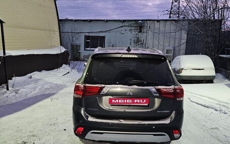 Mitsubishi Outlander III рестайлинг 3, 2019 год, 3 200 000 рублей, 4 фотография