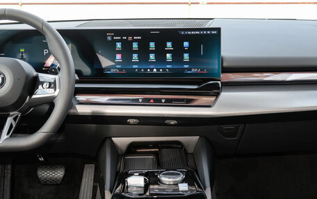 BMW 5 серия, 2025 год, 6 050 013 рублей, 10 фотография