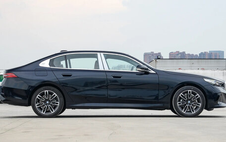 BMW 5 серия, 2025 год, 6 050 013 рублей, 31 фотография