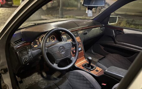 Mercedes-Benz E-Класс, 1996 год, 230 000 рублей, 5 фотография