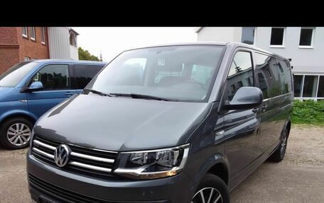 Volkswagen Multivan T6 рестайлинг, 2018 год, 5 500 000 рублей, 9 фотография