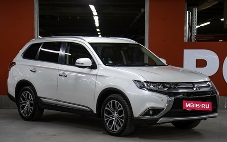 Mitsubishi Outlander III рестайлинг 3, 2017 год, 1 998 000 рублей, 3 фотография
