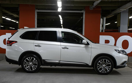 Mitsubishi Outlander III рестайлинг 3, 2017 год, 1 998 000 рублей, 4 фотография