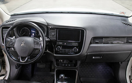 Mitsubishi Outlander III рестайлинг 3, 2017 год, 1 998 000 рублей, 14 фотография