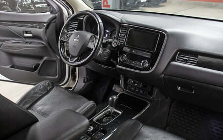 Mitsubishi Outlander III рестайлинг 3, 2017 год, 1 998 000 рублей, 11 фотография