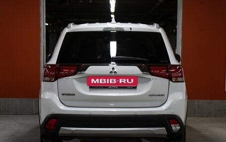 Mitsubishi Outlander III рестайлинг 3, 2017 год, 1 998 000 рублей, 6 фотография