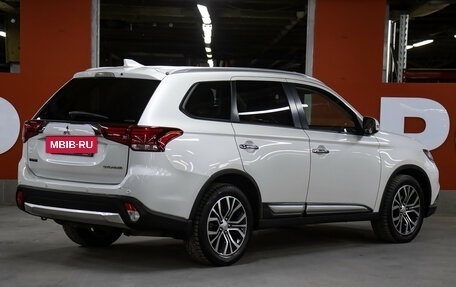 Mitsubishi Outlander III рестайлинг 3, 2017 год, 1 998 000 рублей, 5 фотография