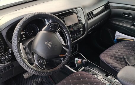 Mitsubishi Outlander III рестайлинг 3, 2017 год, 2 200 000 рублей, 6 фотография