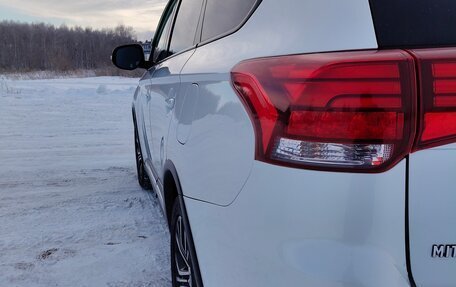 Mitsubishi Outlander III рестайлинг 3, 2017 год, 2 200 000 рублей, 9 фотография