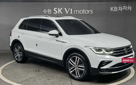 Volkswagen Tiguan II, 2023 год, 3 150 000 рублей, 3 фотография