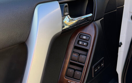 Toyota Land Cruiser Prado 150 рестайлинг 2, 2015 год, 4 050 000 рублей, 5 фотография