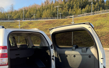 Toyota Land Cruiser Prado 150 рестайлинг 2, 2015 год, 4 050 000 рублей, 16 фотография