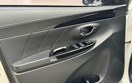 Toyota Yaris XP150 рестайлинг, 2022 год, 1 360 000 рублей, 16 фотография