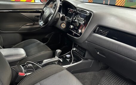 Mitsubishi Outlander III рестайлинг 3, 2021 год, 2 550 000 рублей, 7 фотография