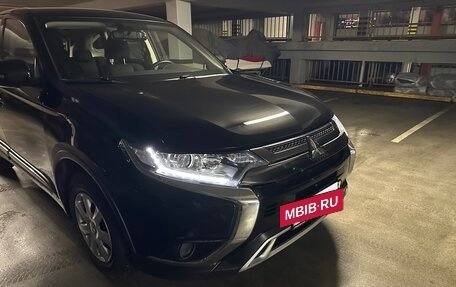 Mitsubishi Outlander III рестайлинг 3, 2021 год, 2 550 000 рублей, 5 фотография