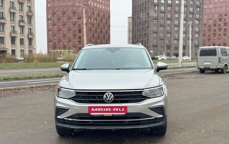 Volkswagen Tiguan II, 2021 год, 2 520 000 рублей, 2 фотография