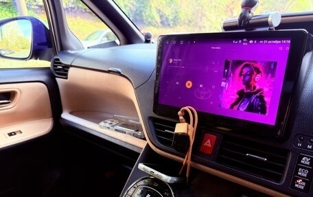 Toyota Noah III, 2015 год, 1 790 000 рублей, 1 фотография