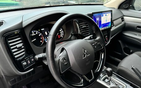 Mitsubishi Outlander III рестайлинг 3, 2017 год, 1 980 000 рублей, 9 фотография