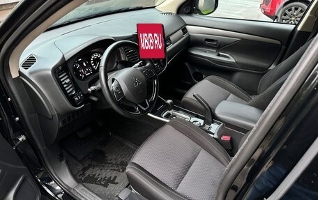 Mitsubishi Outlander III рестайлинг 3, 2017 год, 1 980 000 рублей, 10 фотография