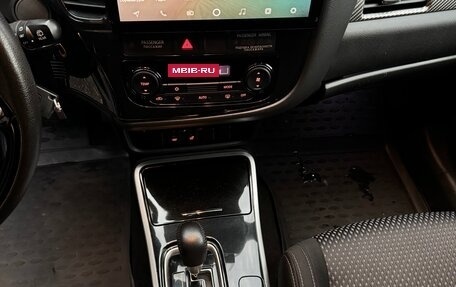 Mitsubishi Outlander III рестайлинг 3, 2017 год, 1 980 000 рублей, 25 фотография