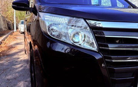 Toyota Noah III, 2015 год, 1 790 000 рублей, 3 фотография