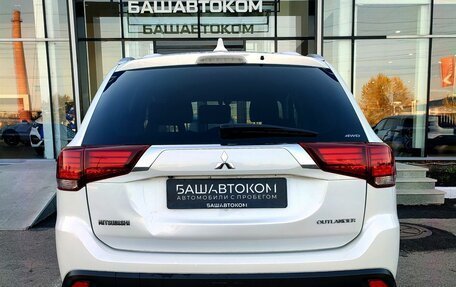 Mitsubishi Outlander III рестайлинг 3, 2018 год, 1 990 000 рублей, 4 фотография