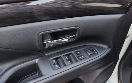 Mitsubishi Outlander III рестайлинг 3, 2018 год, 1 990 000 рублей, 14 фотография