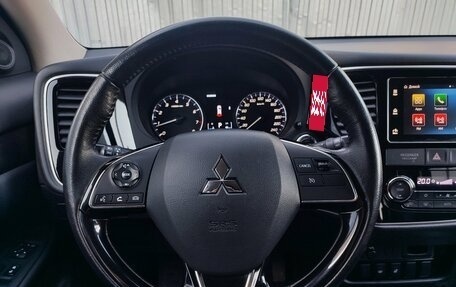 Mitsubishi Outlander III рестайлинг 3, 2018 год, 1 990 000 рублей, 8 фотография