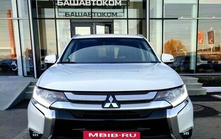 Mitsubishi Outlander III рестайлинг 3, 2018 год, 1 990 000 рублей, 2 фотография