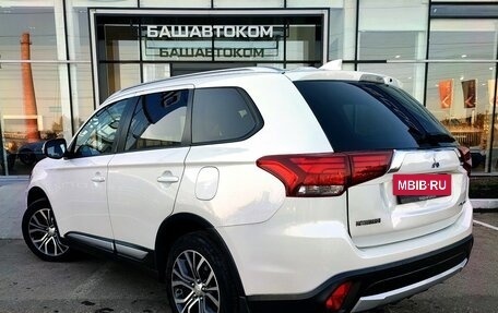 Mitsubishi Outlander III рестайлинг 3, 2018 год, 1 990 000 рублей, 6 фотография