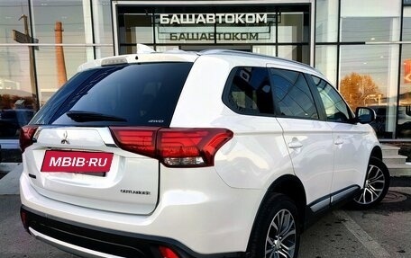 Mitsubishi Outlander III рестайлинг 3, 2018 год, 1 990 000 рублей, 5 фотография