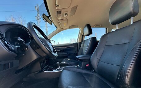 Mitsubishi Outlander III рестайлинг 3, 2018 год, 1 990 000 рублей, 16 фотография