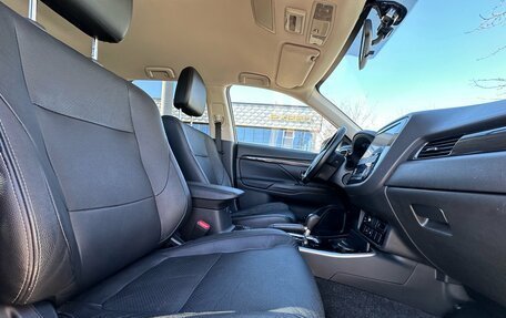 Mitsubishi Outlander III рестайлинг 3, 2018 год, 1 990 000 рублей, 19 фотография