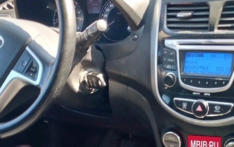 Hyundai Solaris II рестайлинг, 2011 год, 700 000 рублей, 3 фотография