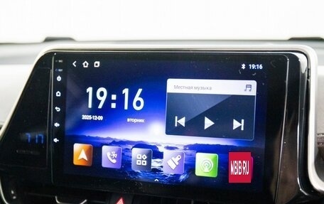 Toyota C-HR I рестайлинг, 2017 год, 1 815 000 рублей, 13 фотография