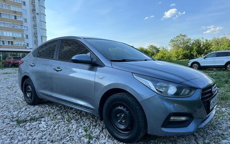 Hyundai Solaris II рестайлинг, 2017 год, 800 000 рублей, 2 фотография