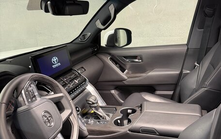 Toyota Land Cruiser, 2022 год, 11 800 000 рублей, 7 фотография