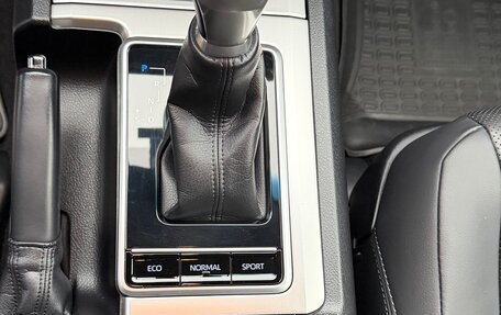 Toyota Land Cruiser Prado 150 рестайлинг 2, 2021 год, 8 000 000 рублей, 10 фотография