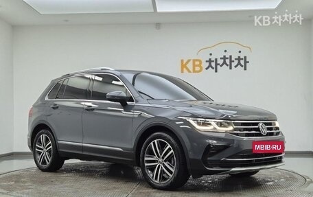 Volkswagen Tiguan II, 2021 год, 3 350 000 рублей, 2 фотография