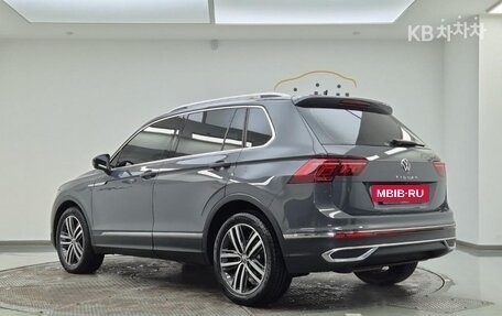 Volkswagen Tiguan II, 2021 год, 3 350 000 рублей, 3 фотография