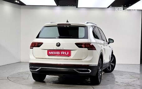 Volkswagen Tiguan II, 2022 год, 3 180 000 рублей, 3 фотография